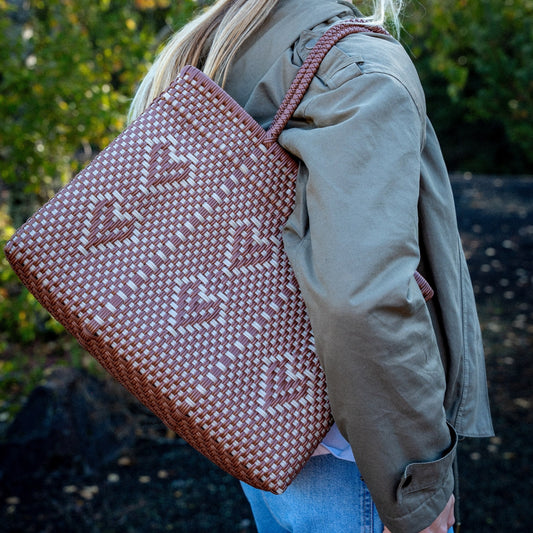 Le sac à main Chéri Caramel Perle dans le format Medium