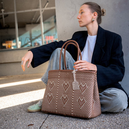 Le sac à main Chéri Caramel Perle dans le format Medium
