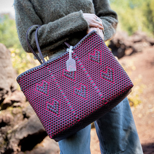 Le doux mélange Chocolat et Cerise sur le sac Mosaïc au format M