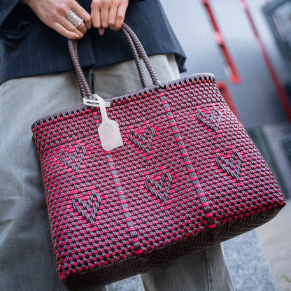 Le doux mélange Chocolat et Cerise sur le sac Mosaïc au format M