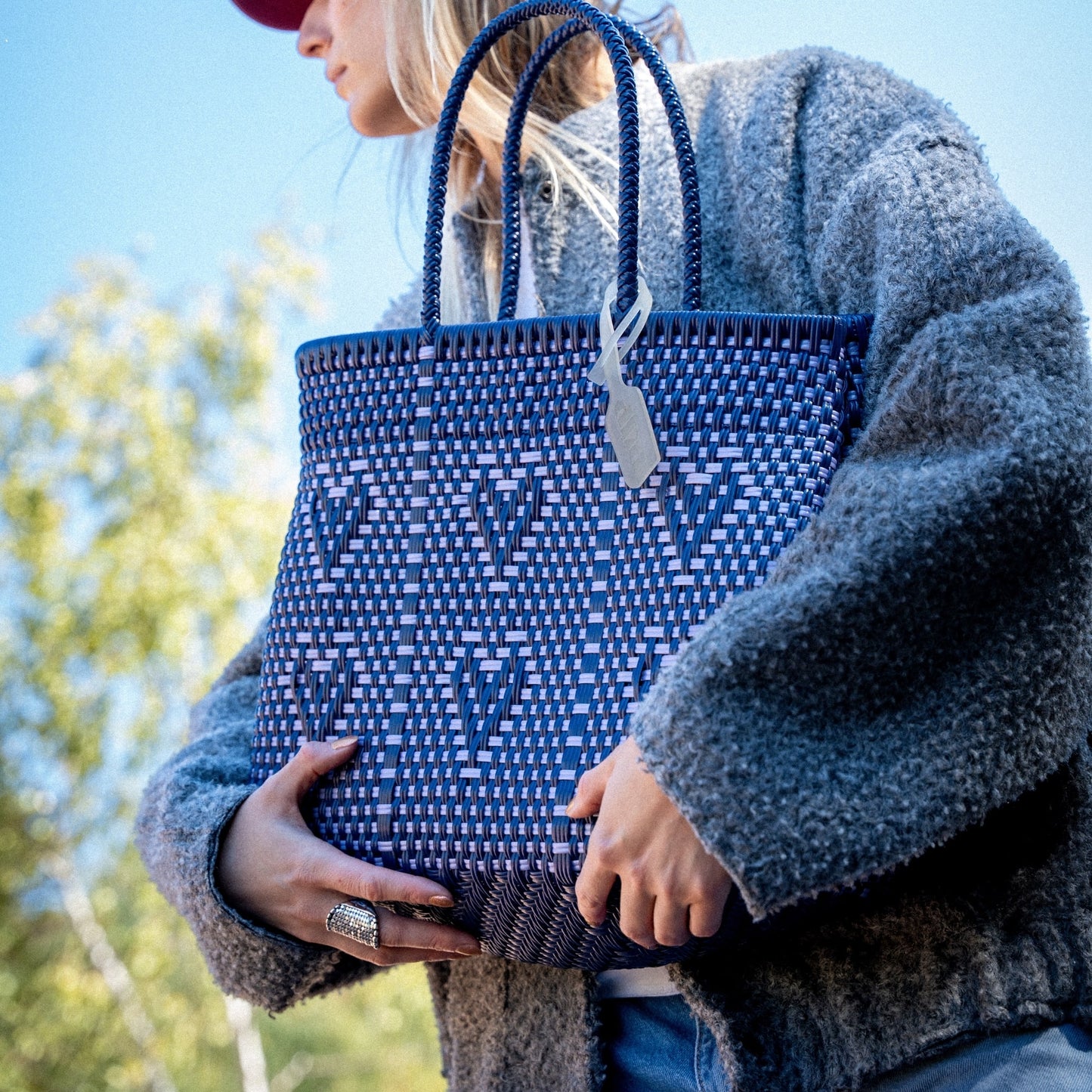 Clémentine porte le Chéri M avec le mélange Myrtille et Lilas