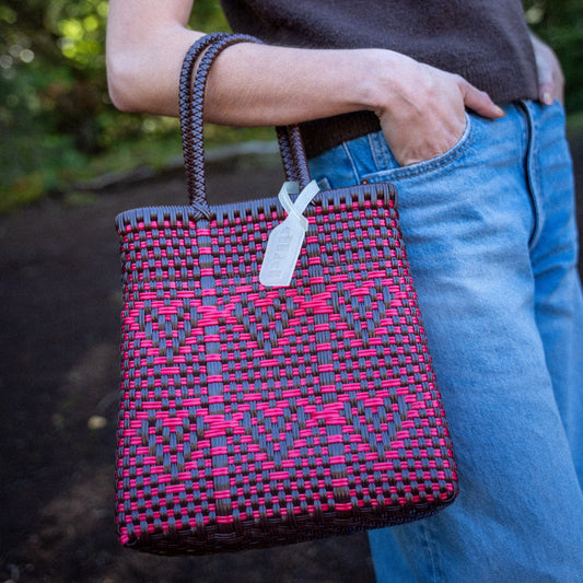 Clémentine porte le sac à main Chéri Chocolat Cerise au format S