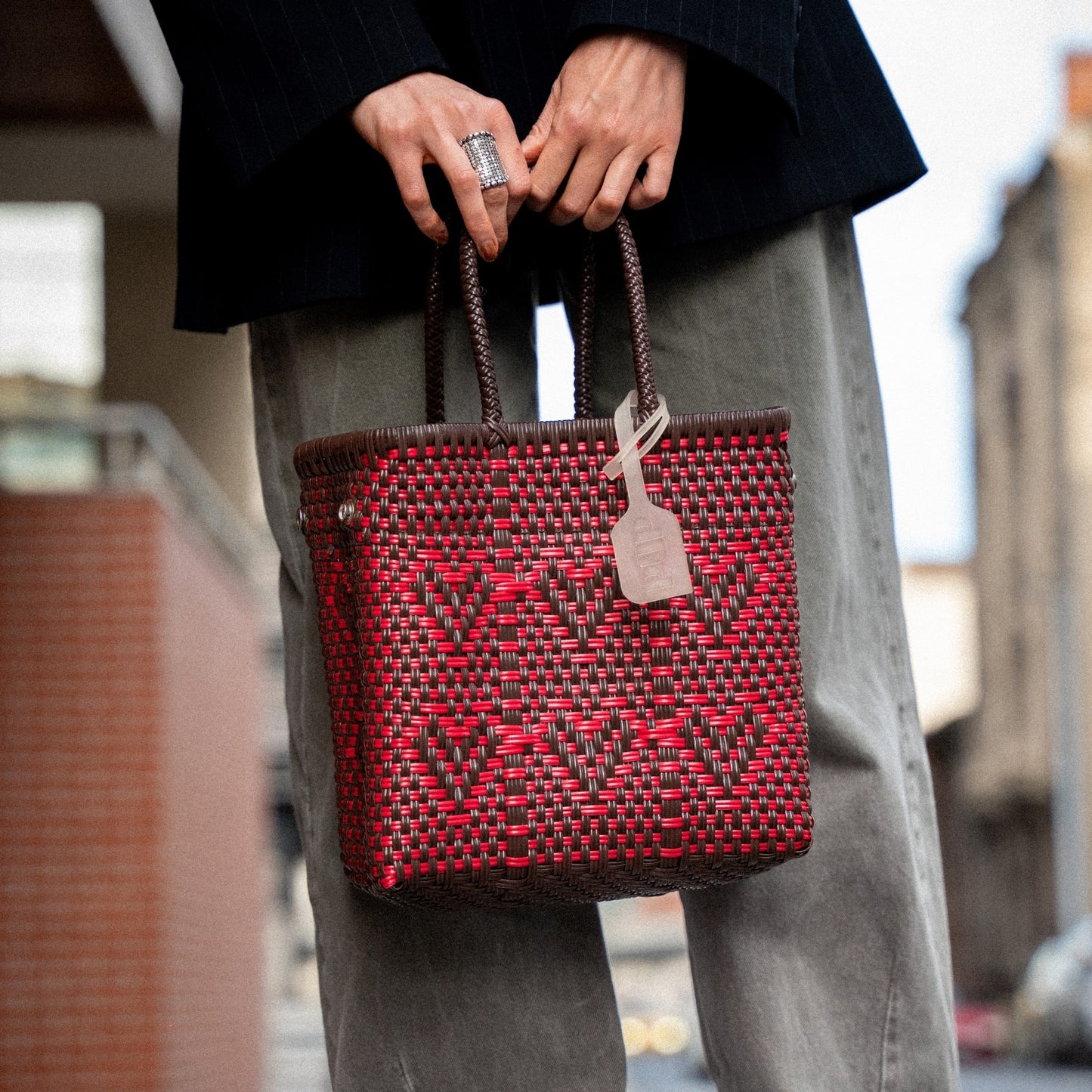 Clémentine porte le sac à main Chéri Chocolat Cerise au format S