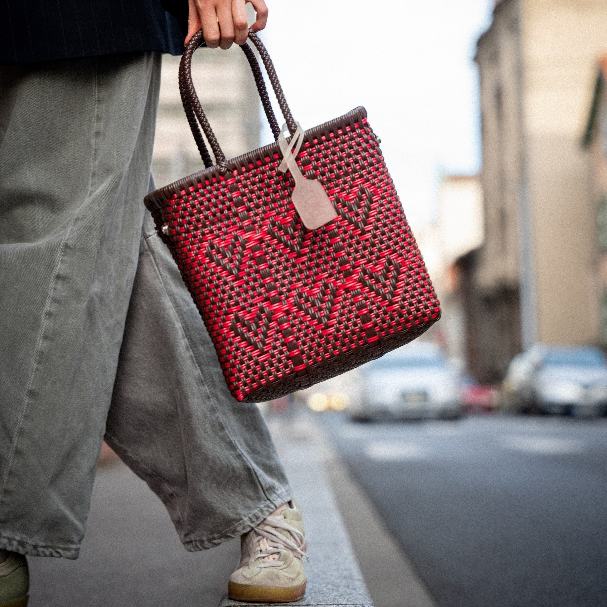 Clémentine porte le sac à main Chéri Chocolat Cerise au format S