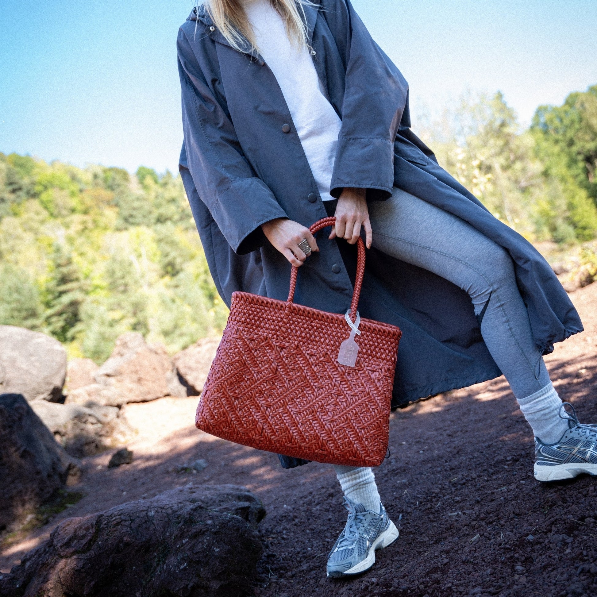 Clémentine porte le Loom Argile au format Medium