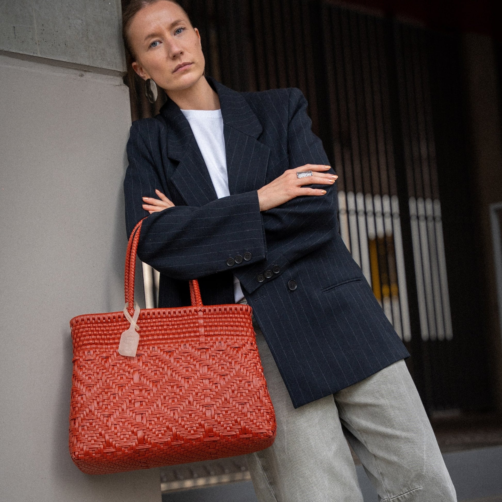 Clémentine porte le Loom Argile au format Medium