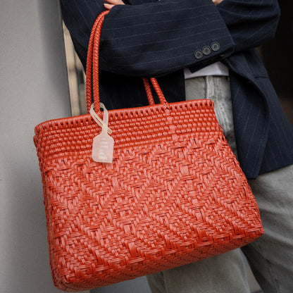 Clémentine porte le Loom Argile au format Medium