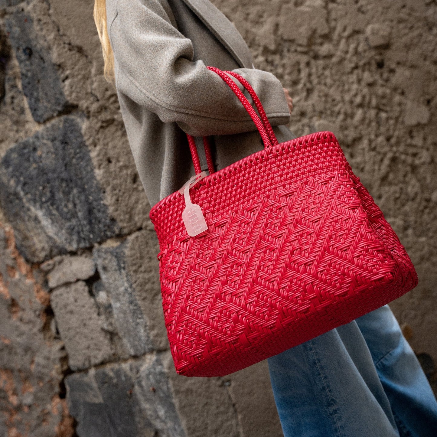Le sac Loom Cerise dans le format Medium