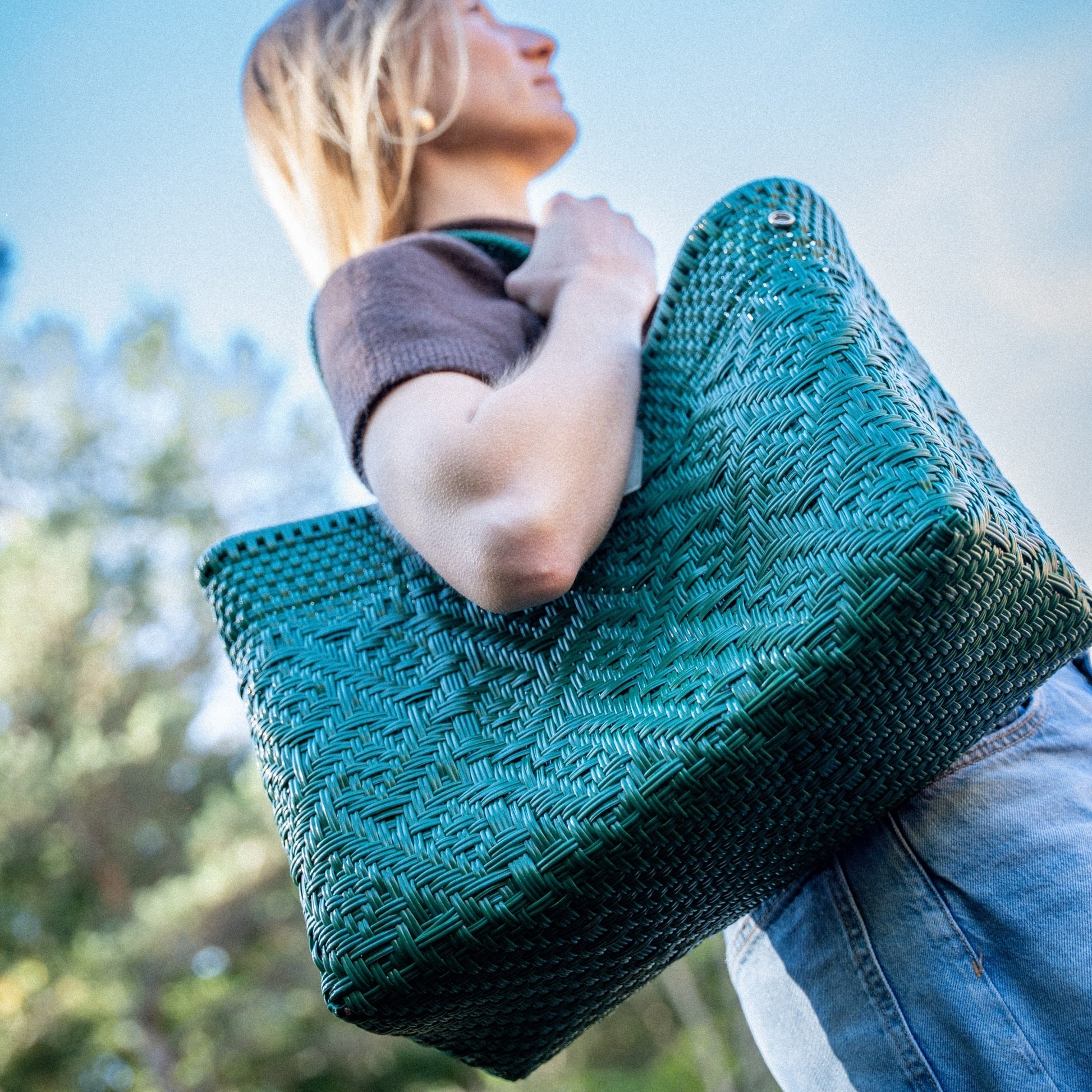 Clémentine porte le Loom Jade au format Medium