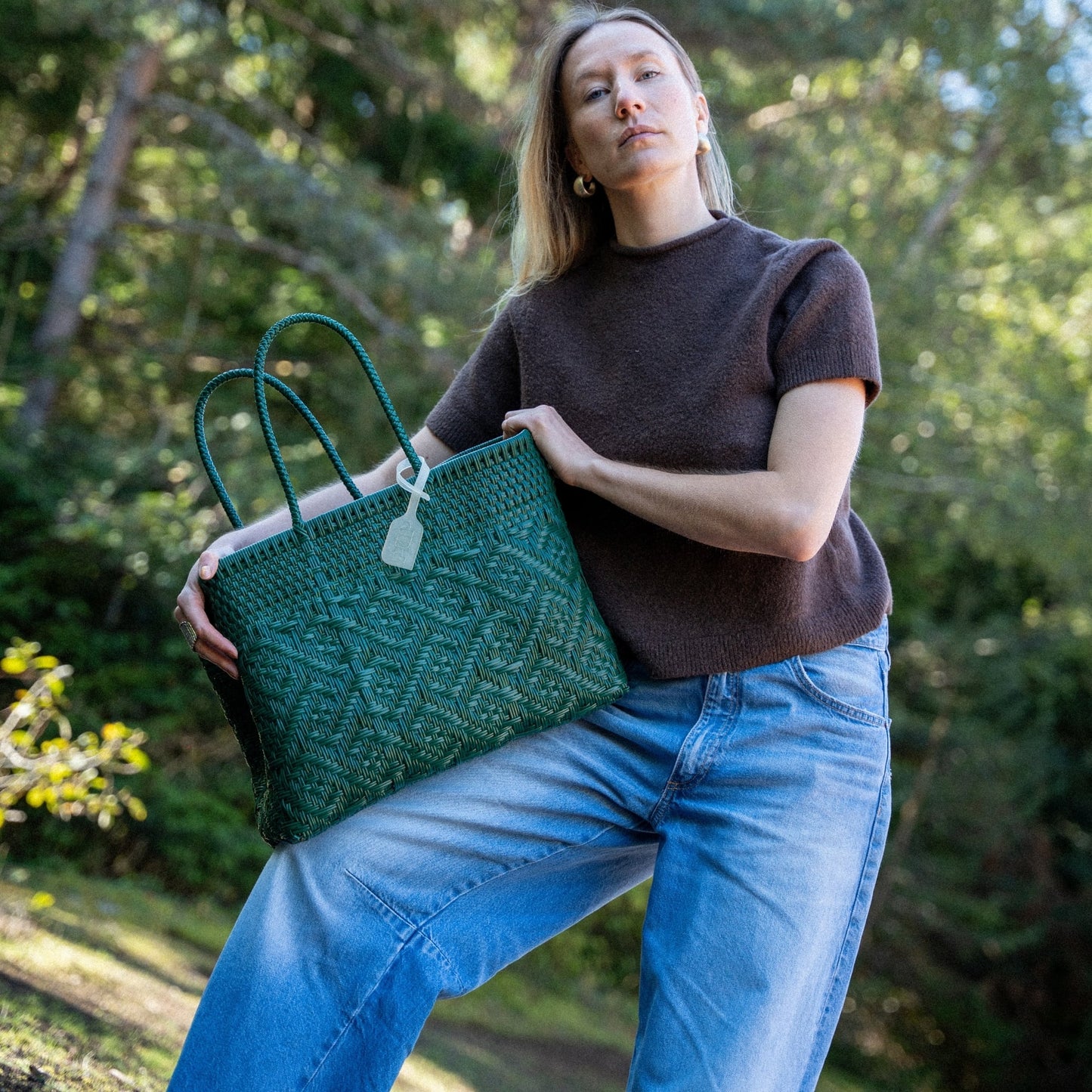 Clémentine porte le Loom Jade au format Medium