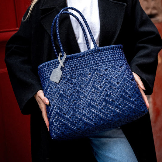 Clémentine porte le sac Loom Medium en bleu Myrtille