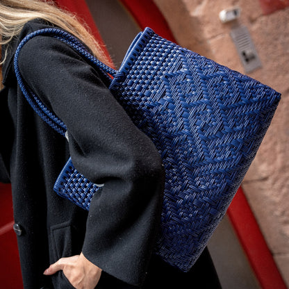 Clémentine porte le sac Loom Medium en bleu Myrtille