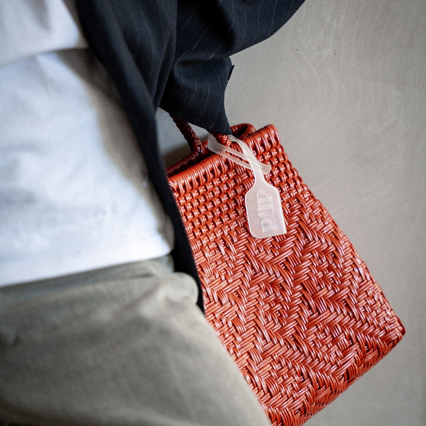 Le petit sac à main Loom S dans le coloris Argile