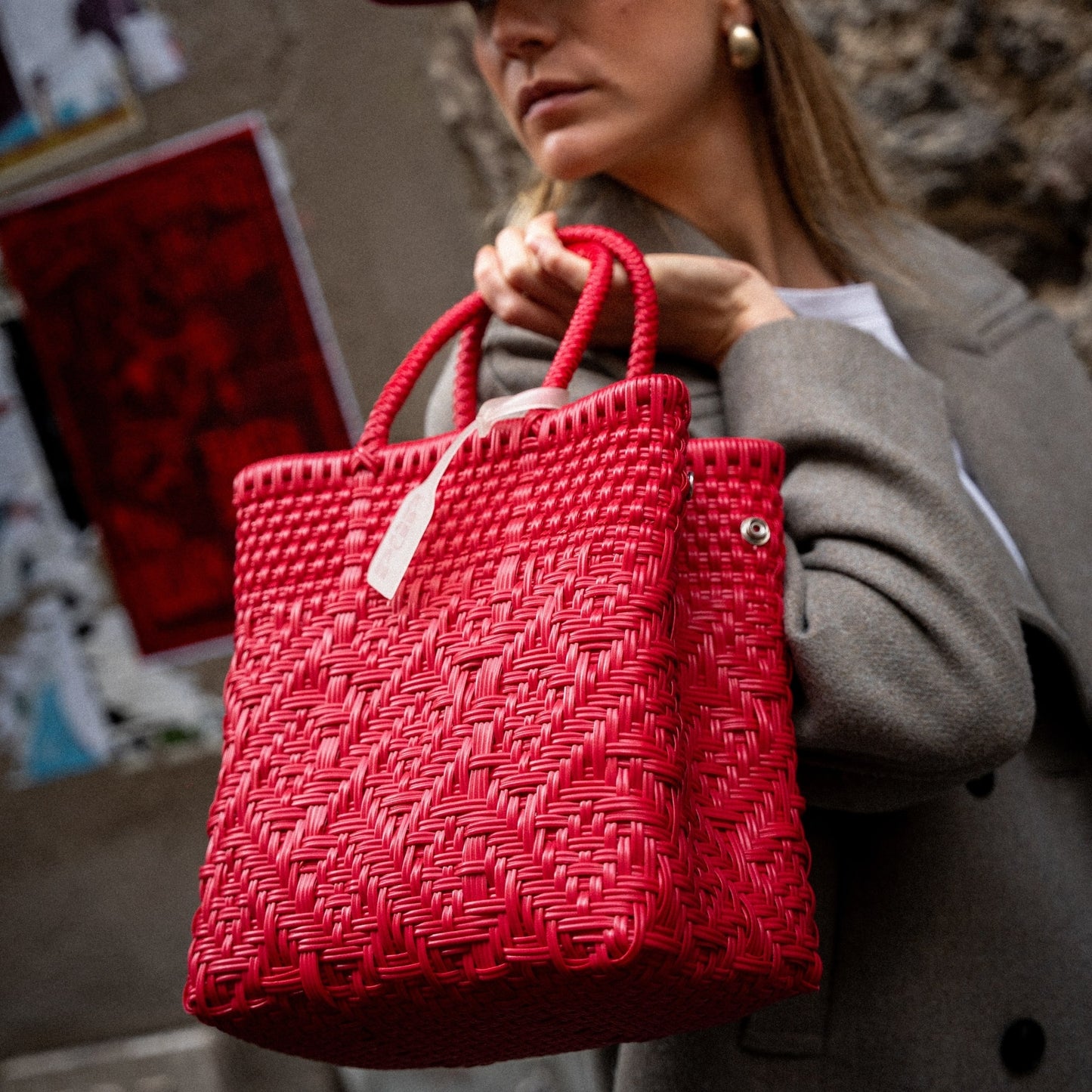 Clémentine porte le sac à main Loom S dans le coloris Cerise