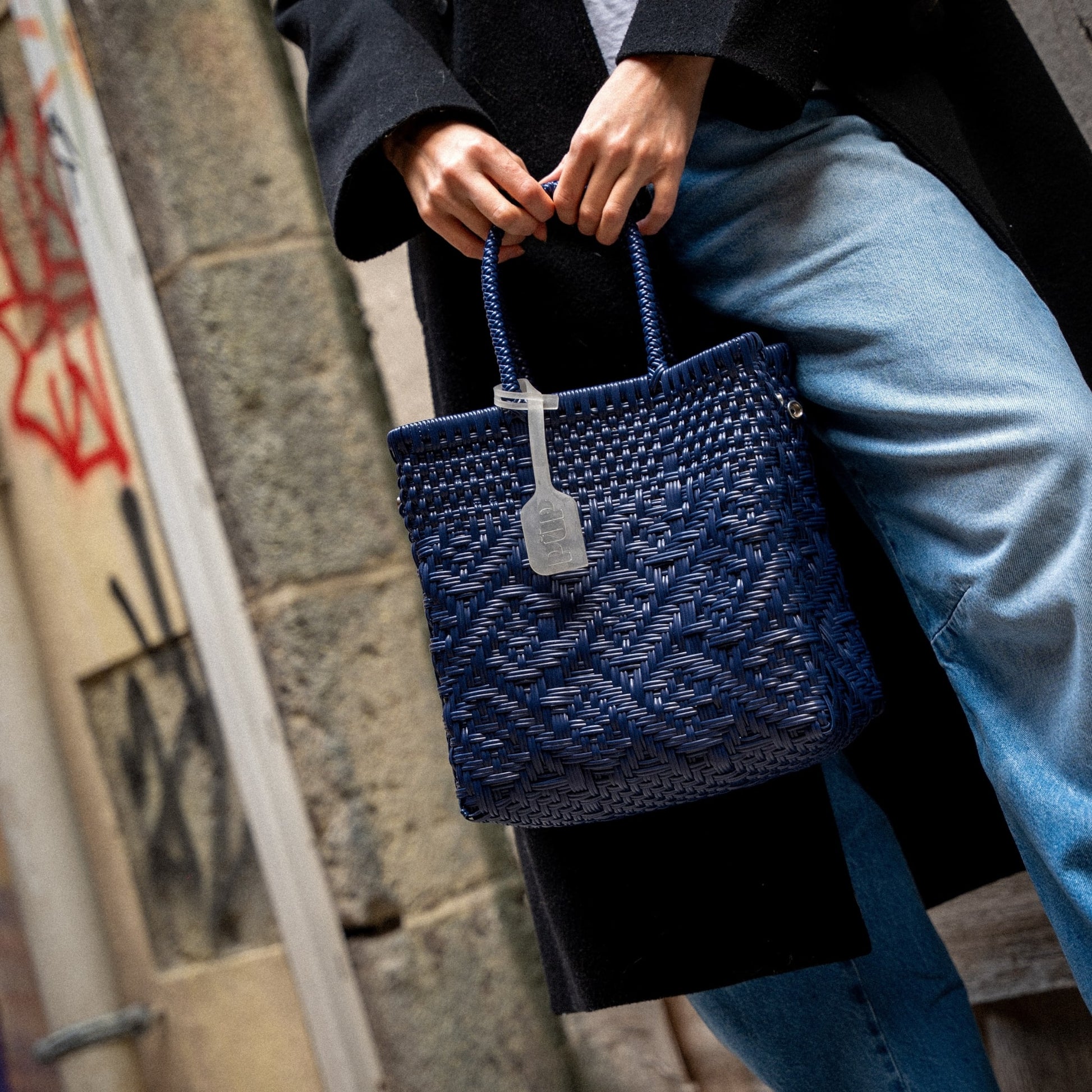 Le sac à main Loom S dans le coloris bleu Myrtille