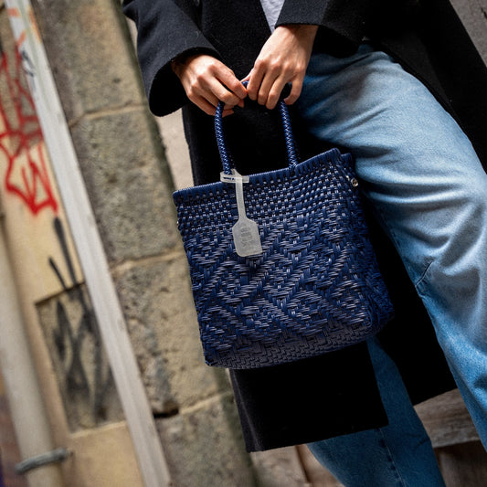 Le sac à main Loom S dans le coloris bleu Myrtille