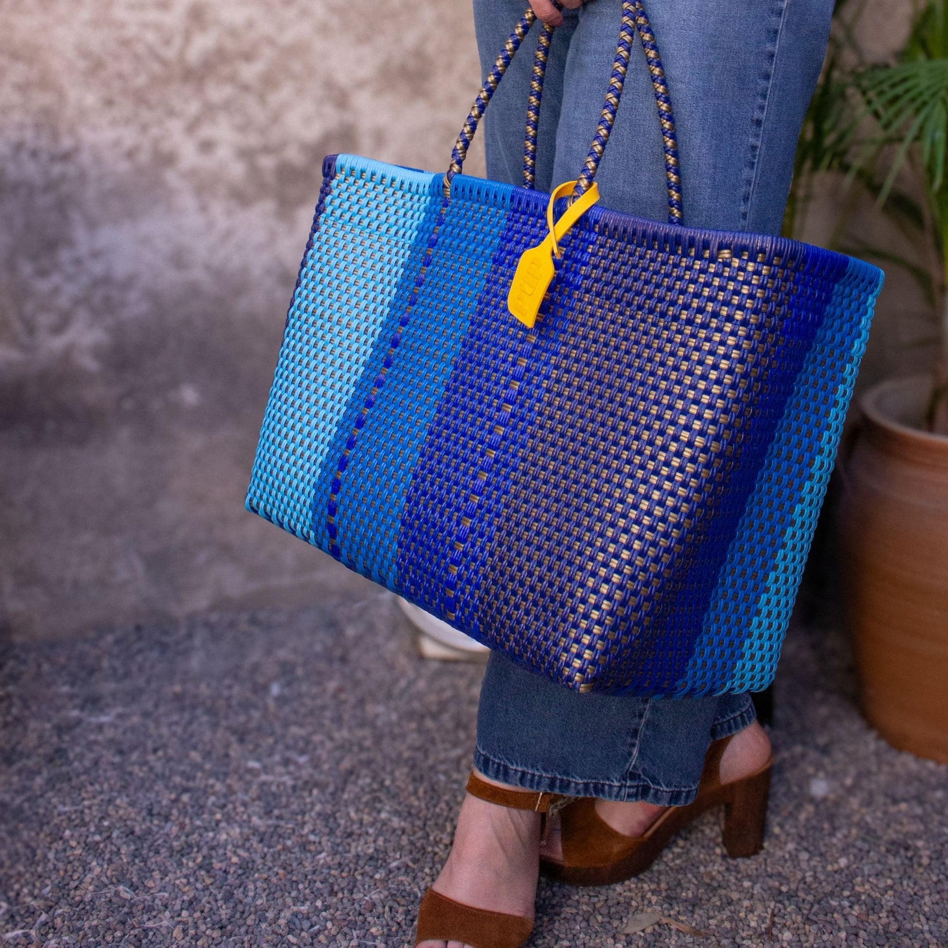 Gros plan sur le panier Maxi Nox, en plastique recyclé tressé, camaïeu de bleus.