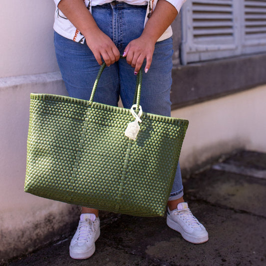Gros plan sur le panier Maxi en plastique recyclé, tressage uni vert olive.