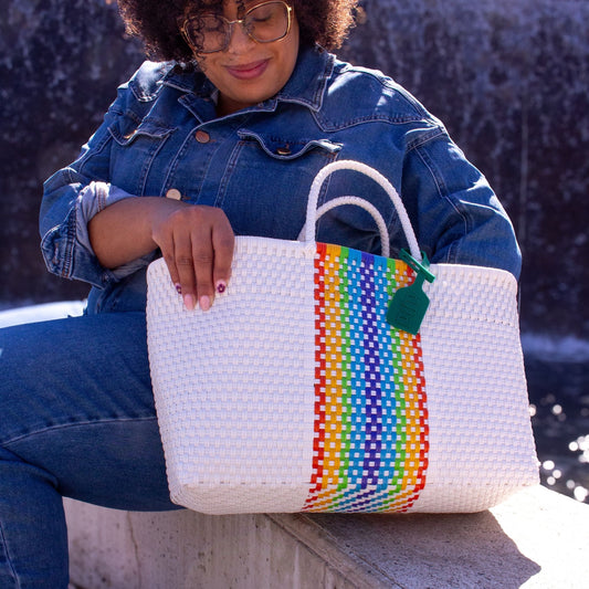 Panier Medium Prisme porté en ville par Madie, design lumineux et multicolore.
