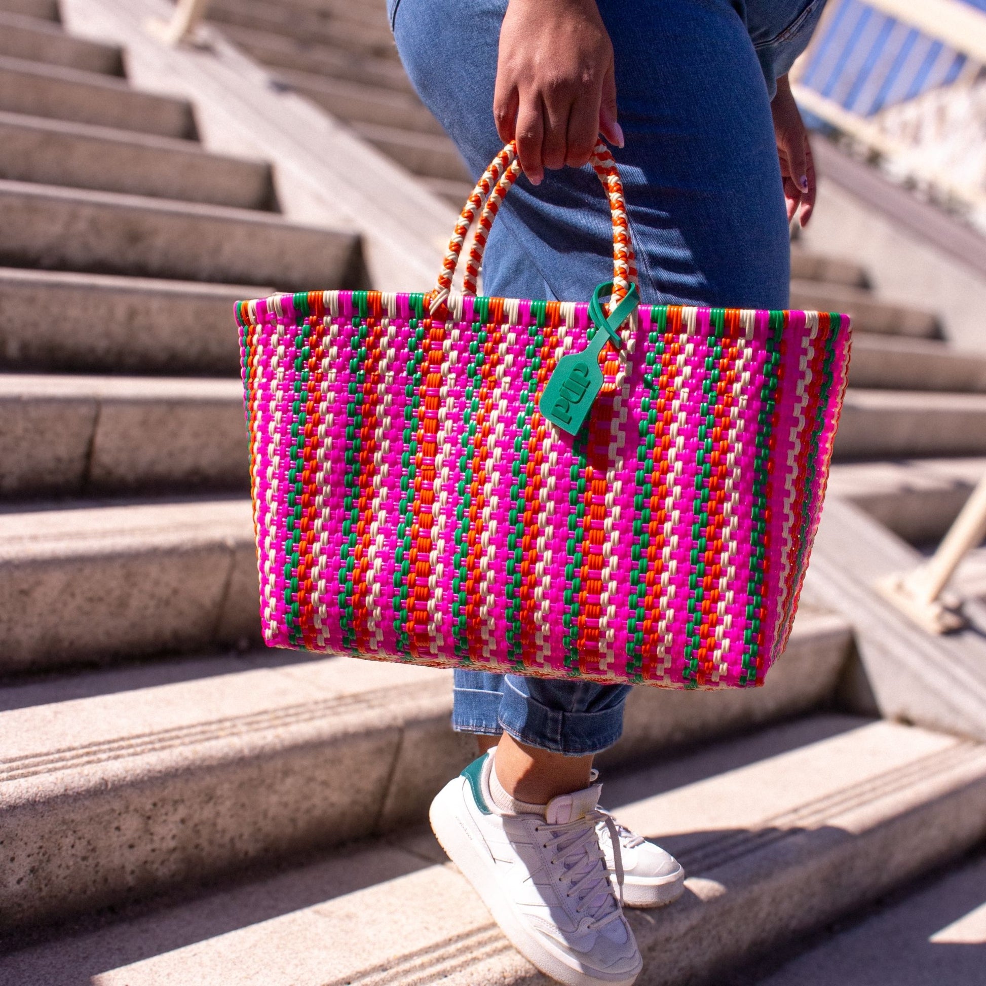 Zoom sur le panier Medium Tutti Frutti, tressé en plastique recyclé aux teintes vives.
