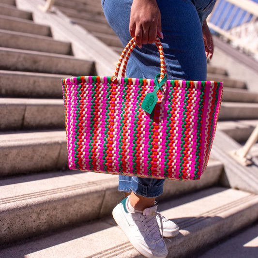 Panier Small Tutti Frutti en plastique recyclé tressé, coloris vifs et contrastés.