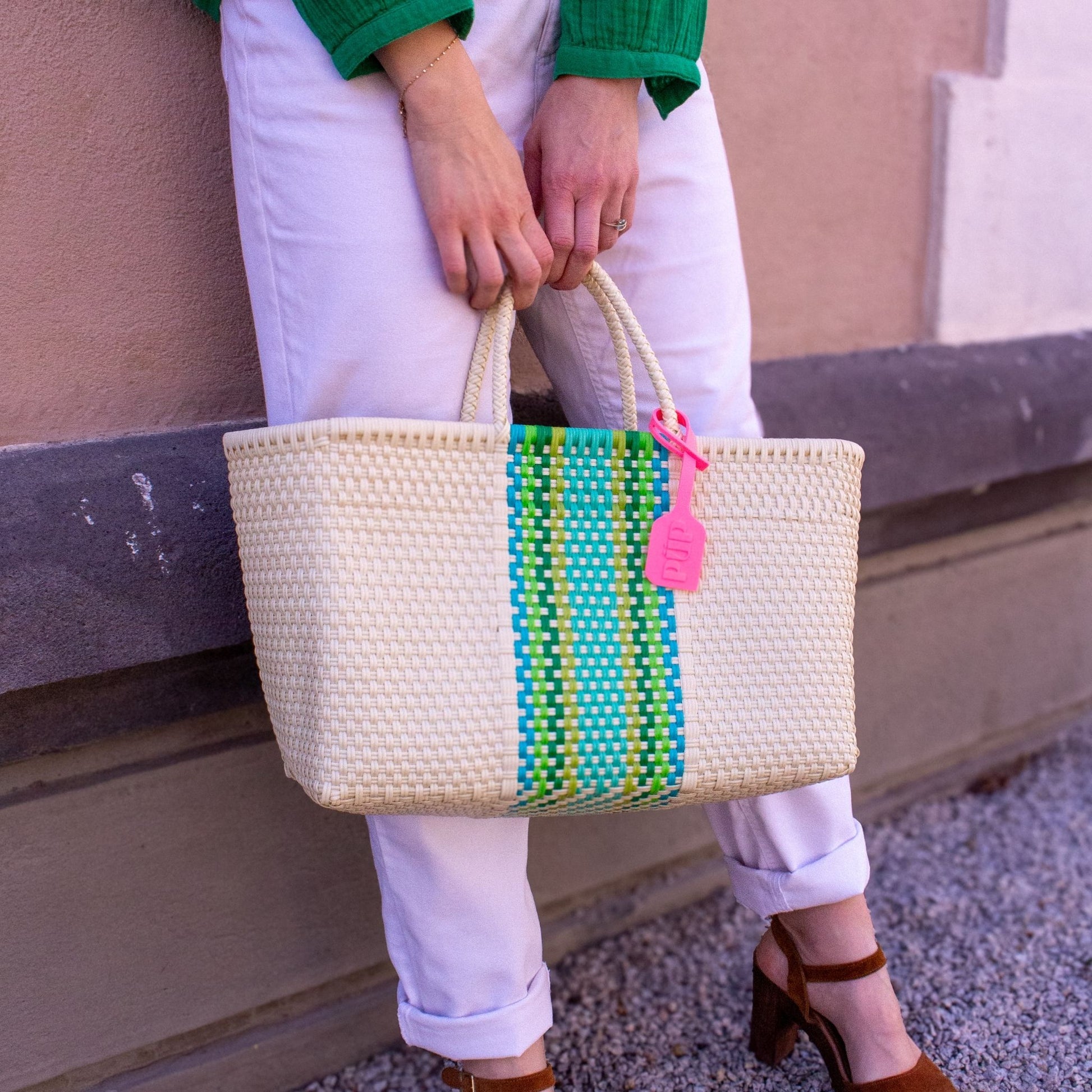 Panier Medium Verveine en plastique tressé, base beige et bande centrale dans les tons verts.