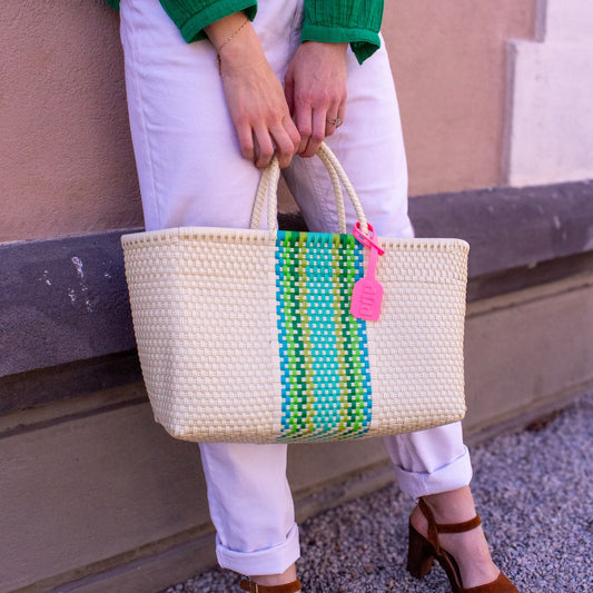 Panier Medium Verveine en plastique tressé, base beige et bande centrale dans les tons verts.