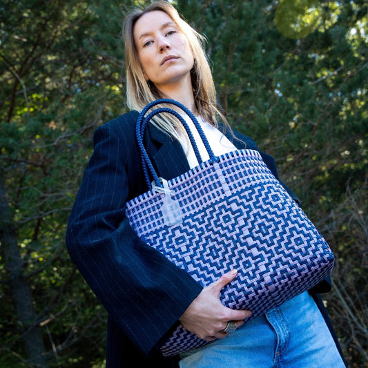 Clémentine porte le Mosaïc Myrtille Lilas dans le format Medium