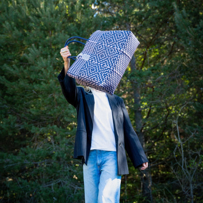 Clémentine porte le Mosaïc Myrtille Lilas dans le format Medium