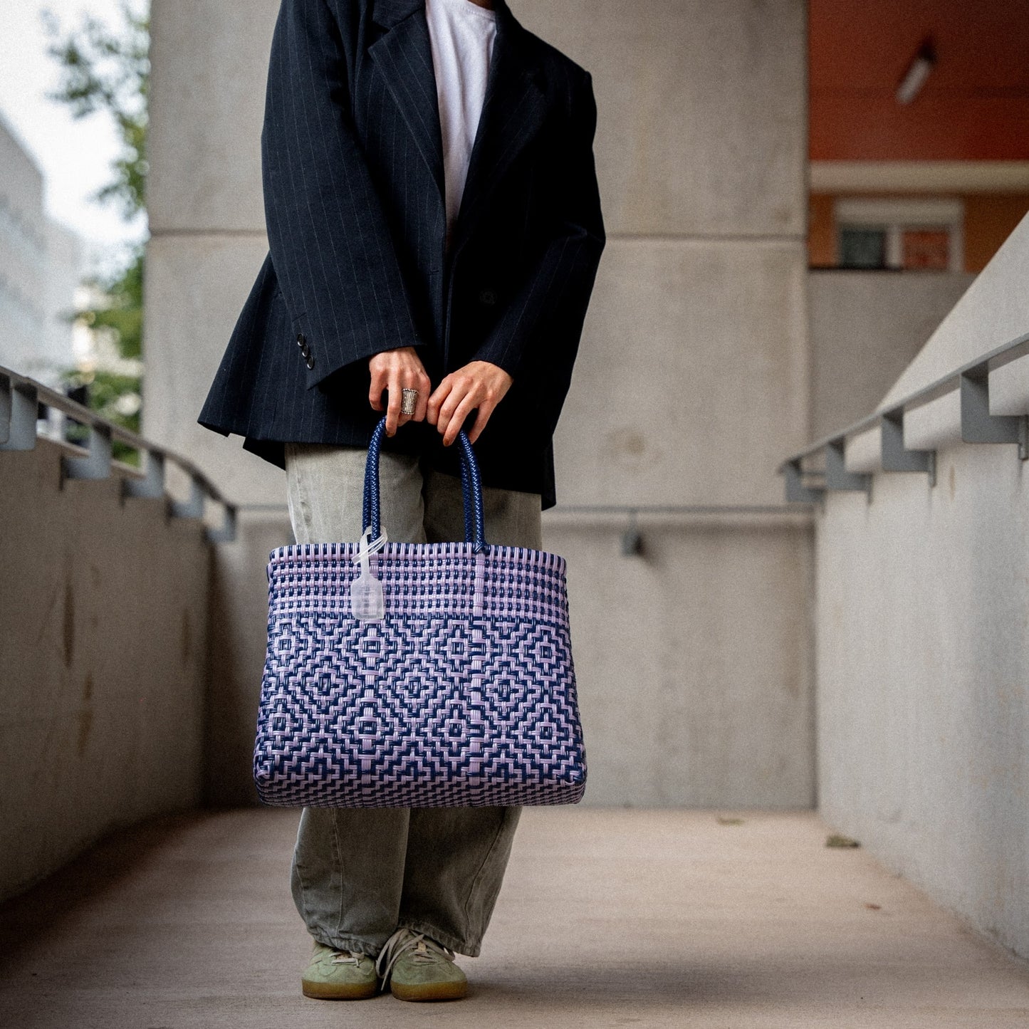 Clémentine porte le Mosaïc Myrtille Lilas dans le format Medium