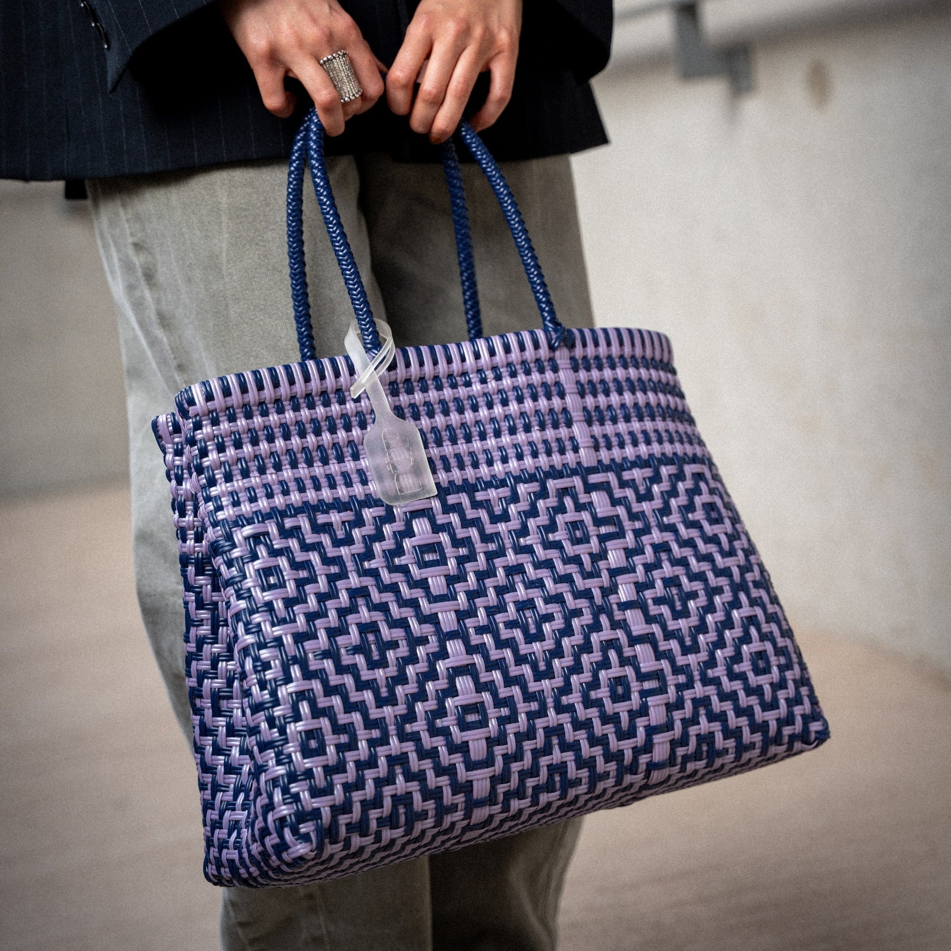 Clémentine porte le Mosaïc Myrtille Lilas dans le format Medium