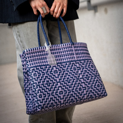 Clémentine porte le Mosaïc Myrtille Lilas dans le format Medium