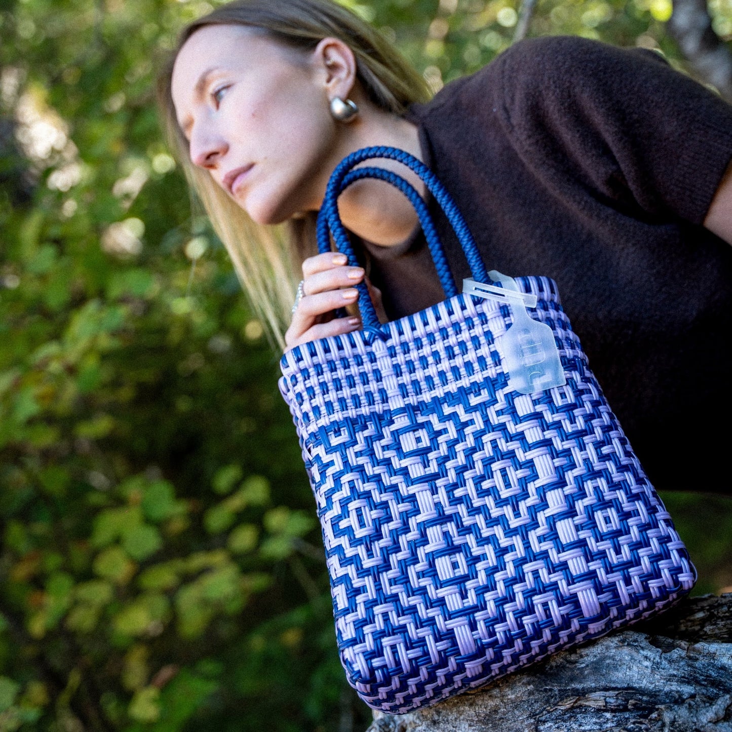 Le petit sac à main Mosaïc S et son élégant tressage Myrtille et Lilas