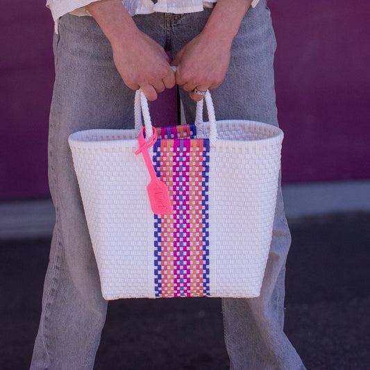 Panier Small Orchidée tressé en plastique recyclé, blanc avec bande colorée centrale.