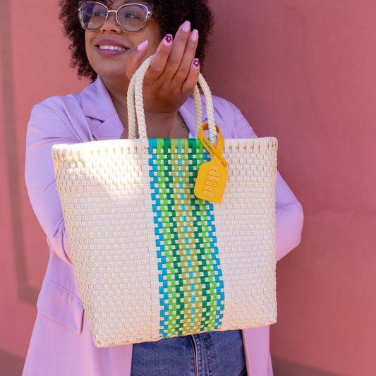 Panier Small Verveine en plastique recyclé, base beige et bande verte.