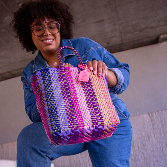 Panier Small Vespera porté à la main de Madie, camaïeu rosé et violet.