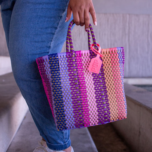Panier Small Vespera en plastique recyclé, tressage dans des tons de rose et violet.